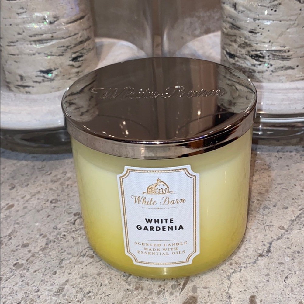 Host Pick: Bath & Body Works White Barn Candle - Picture 1 of 8